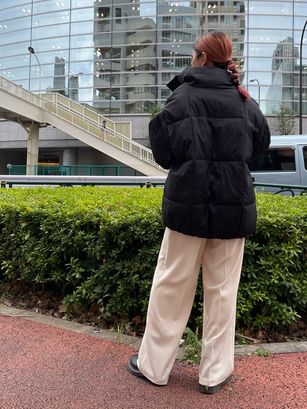 ホワイト系のその他パンツ、ブラック系のブルゾンを着用したレディースの秋コーディネートの3枚目の写真