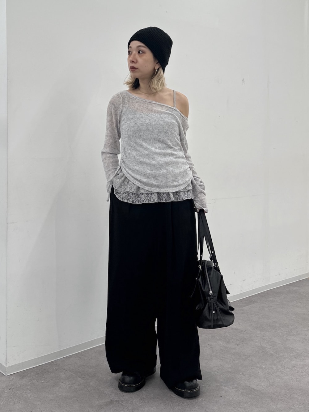 グレー系のTシャツ/カットソー、ブラック系のスラックスを着用したレディースの冬コーディネートの8枚目の写真