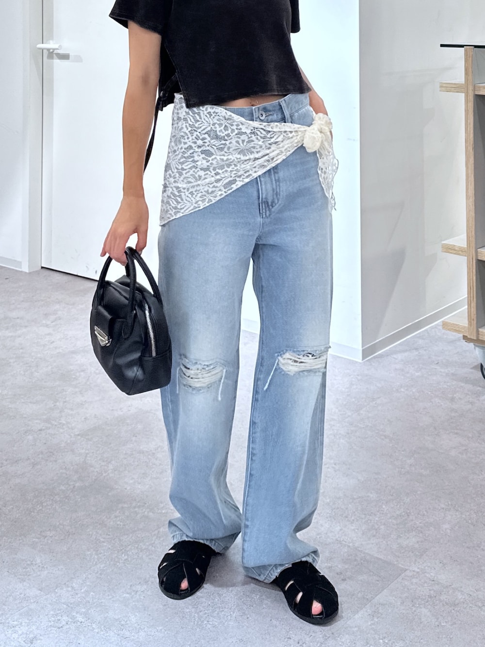 ブラック系のTシャツ/カットソー、ブルー系のデニムパンツ、ブラック系のハンドバッグを着用したレディースの夏コーディネートの7枚目の写真