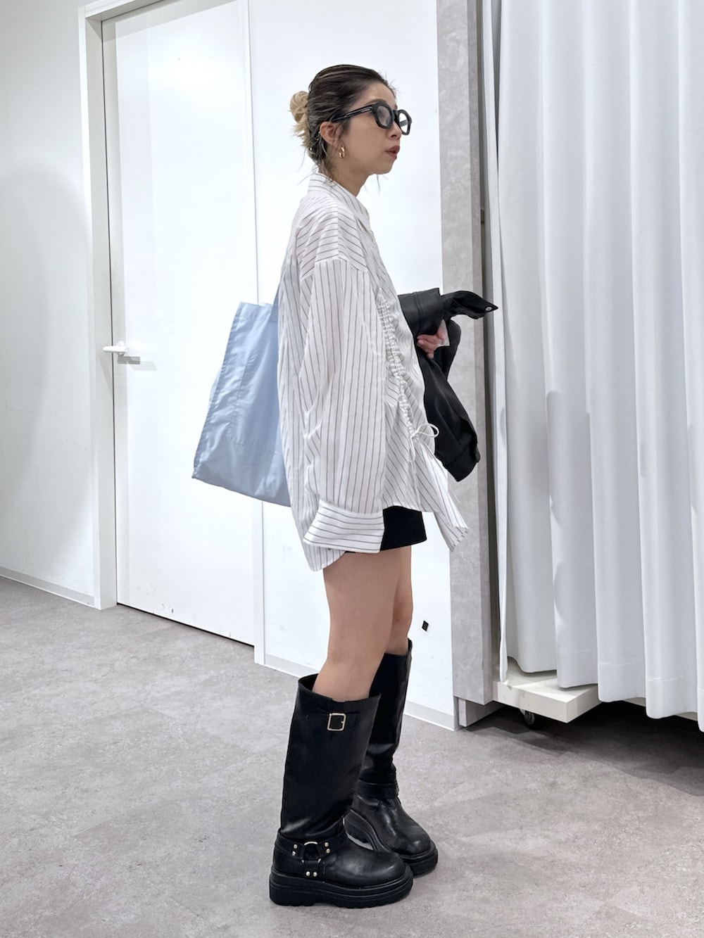 ホワイト系のシャツ/ブラウス、ブラック系のその他パンツ、ブラック系のブルゾンを着用したレディースの春コーディネートの2枚目の写真