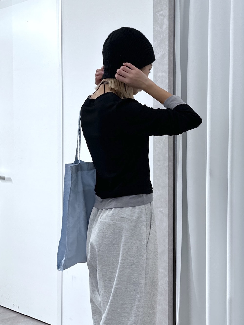 ブラック系のTシャツ/カットソー、ホワイト系のその他パンツ、ブルー系のトートバッグを着用したレディースの春コーディネートの5枚目の写真