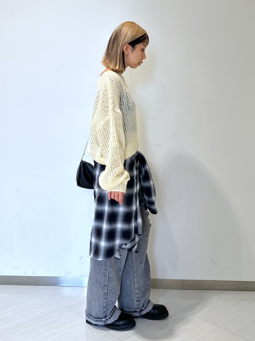 ホワイト系のニット/セーター、ブラック系のキャミソール、ブラック系のシャツ/ブラウスを着用したレディースの秋コーディネートの2枚目の写真