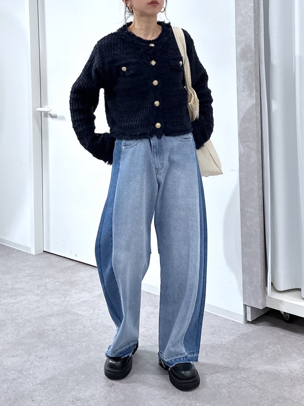 ブルー系のニット/セーター、ブルー系のその他パンツ、ホワイト系のトートバッグを着用したレディースの春コーディネートの7枚目の写真