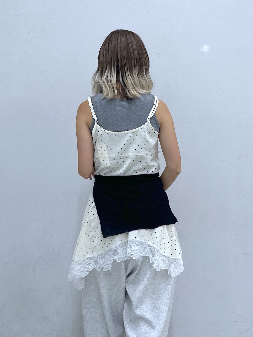 ホワイト系のワンピース、ブラック系のTシャツ/カットソー、ホワイト系のその他パンツを着用したレディースの夏コーディネートの5枚目の写真