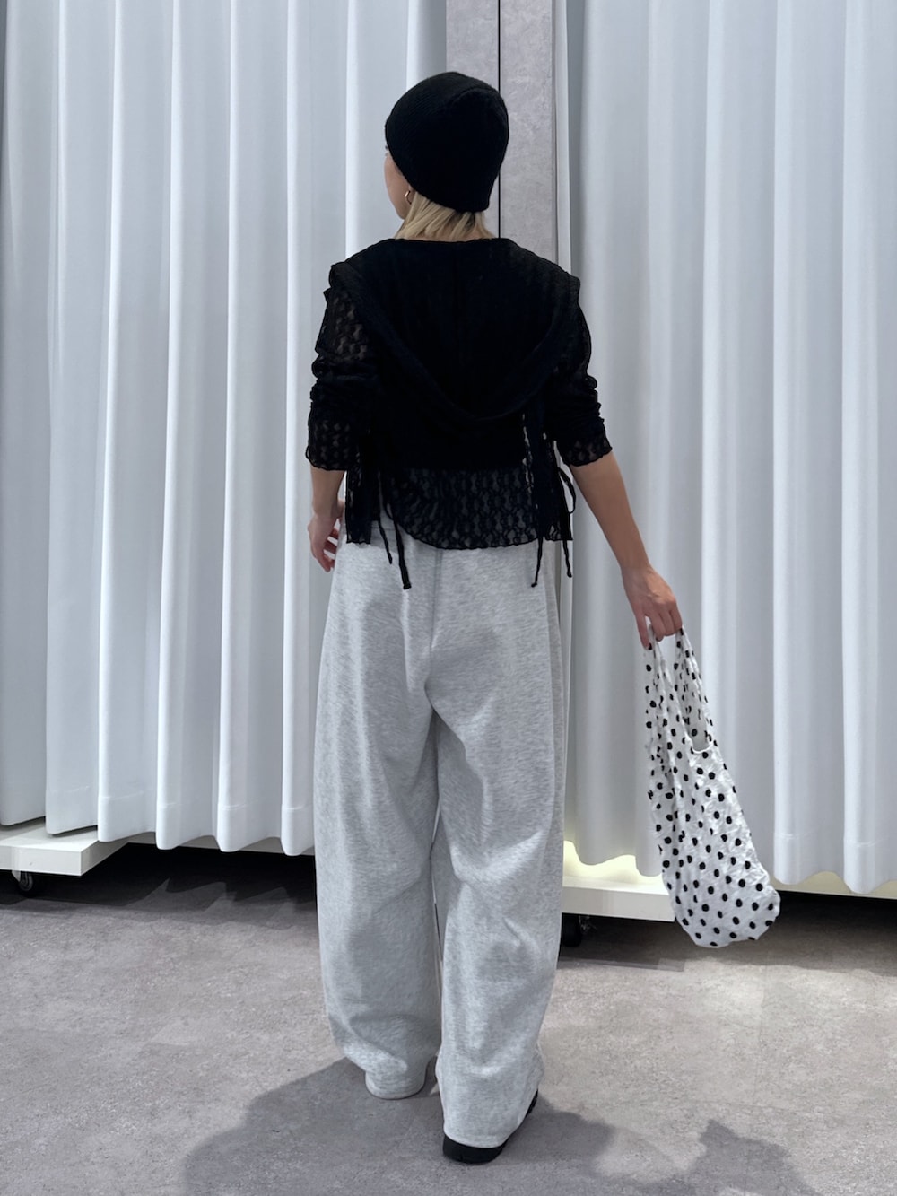 ブラック系のTシャツ/カットソー、ブラック系のキャミソール、ホワイト系のその他パンツを着用したレディースの春コーディネートの3枚目の写真