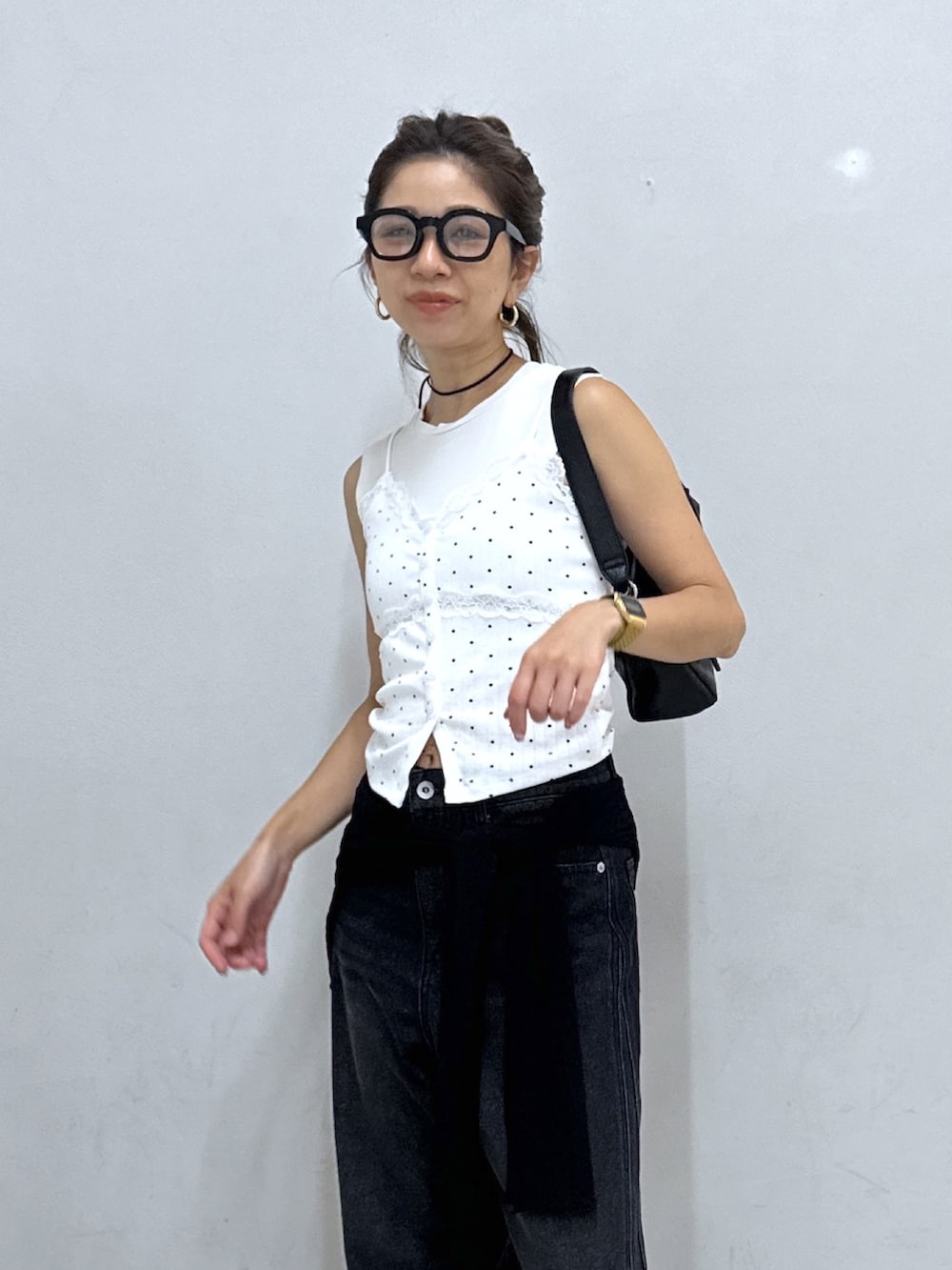ホワイト系のTシャツ/カットソー、ブラック系のデニムパンツ、ブラック系のTシャツ/カットソーを着用したレディースの夏コーディネートの4枚目の写真