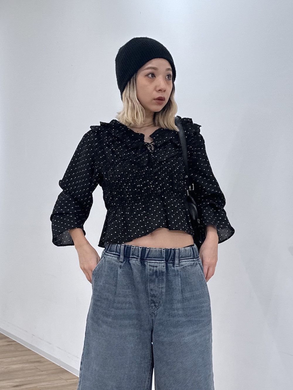 ブルー系のその他パンツ、ブラック系のシャツ/ブラウスを着用したレディースの冬コーディネートの4枚目の写真