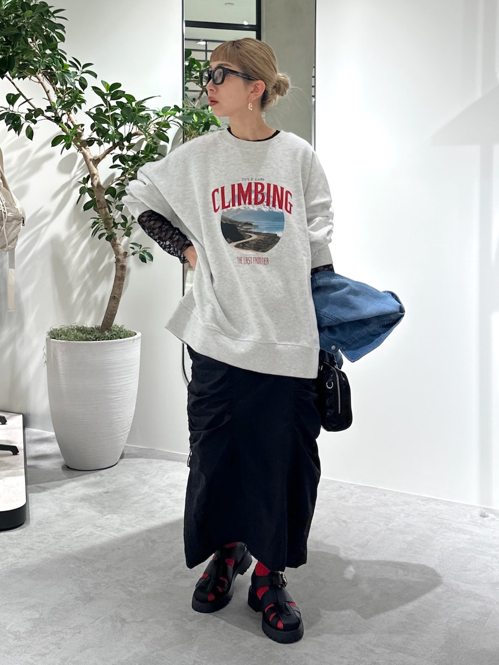 ホワイト系のスウェット、ブラック系のTシャツ/カットソー、ブルー系のブルゾンを着用したレディースの春コーディネートの4枚目の写真