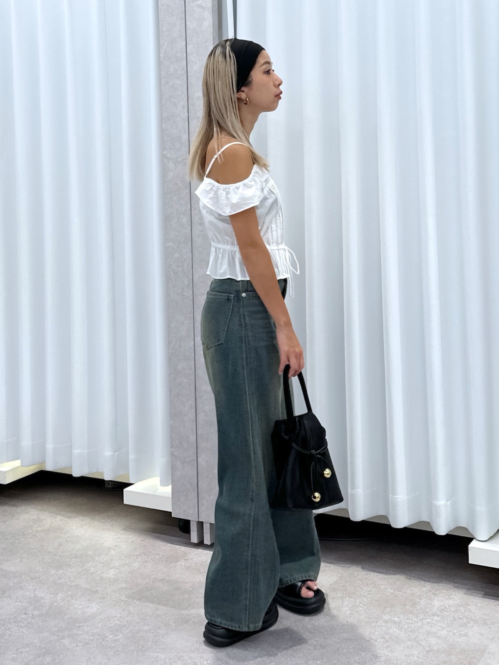 ホワイト系のシャツ/ブラウス、ブルー系のデニムパンツ、ブラック系のショルダーバッグを着用したレディースの夏コーディネートの2枚目の写真