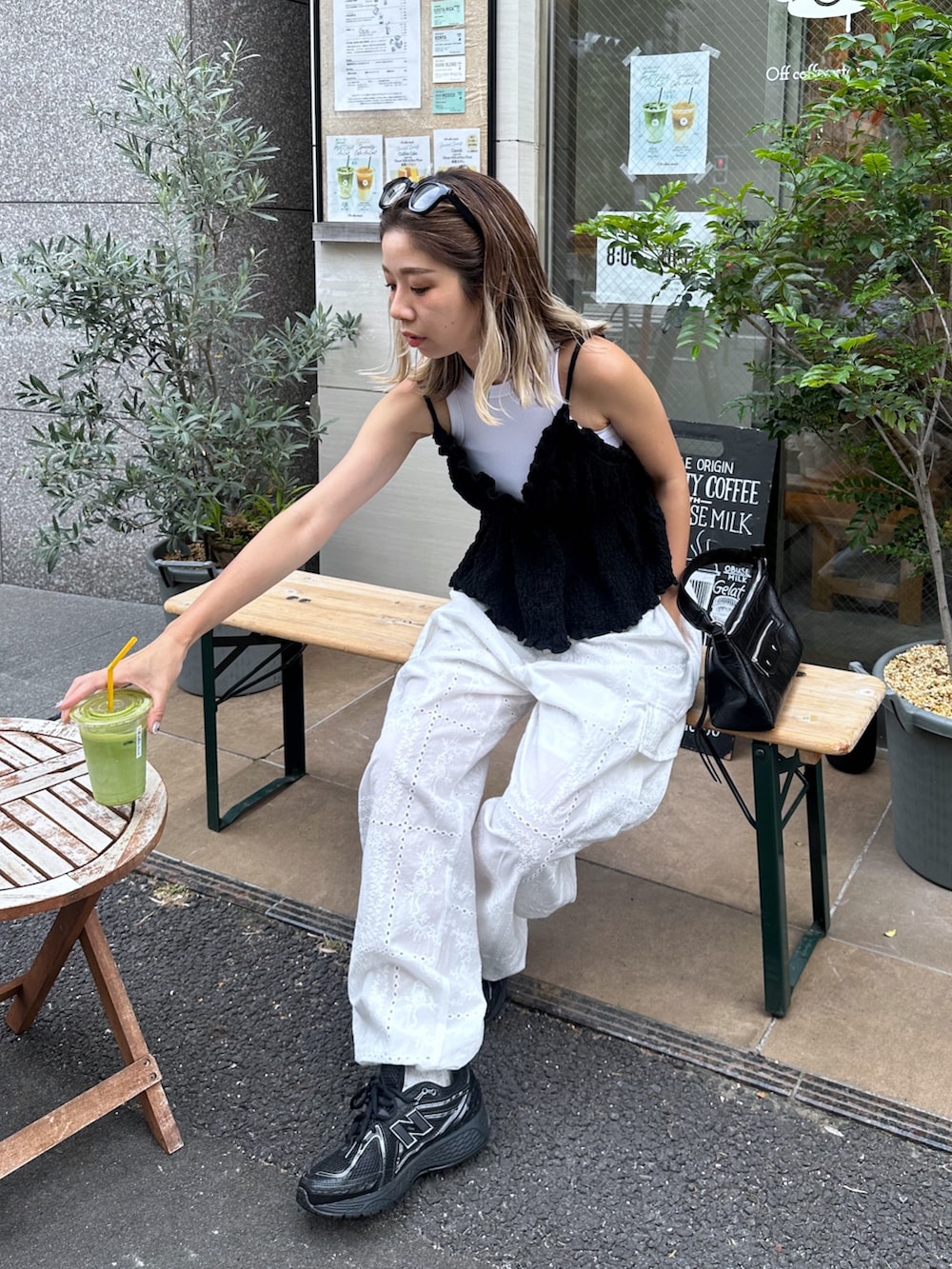 ブラック系のシャツ/ブラウス、ホワイト系のカーゴパンツ、ブラック系のショルダーバッグを着用したレディースの夏コーディネートの7枚目の写真