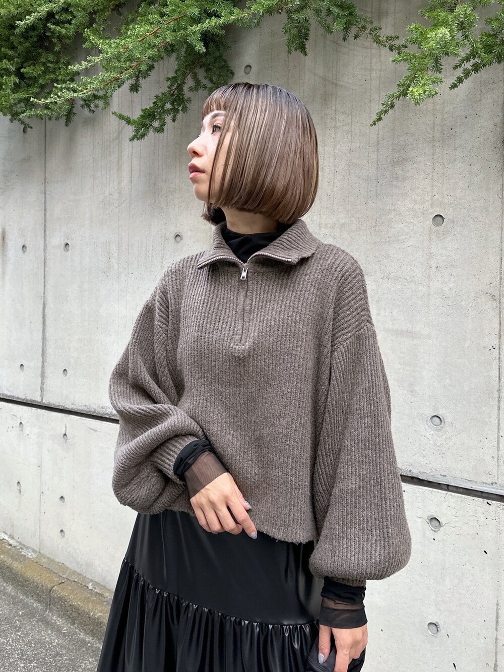 ブラック系のショルダーバッグ、ブラウン系のワンピース、ブラック系のスカートを着用したレディースの秋コーディネートの4枚目の写真