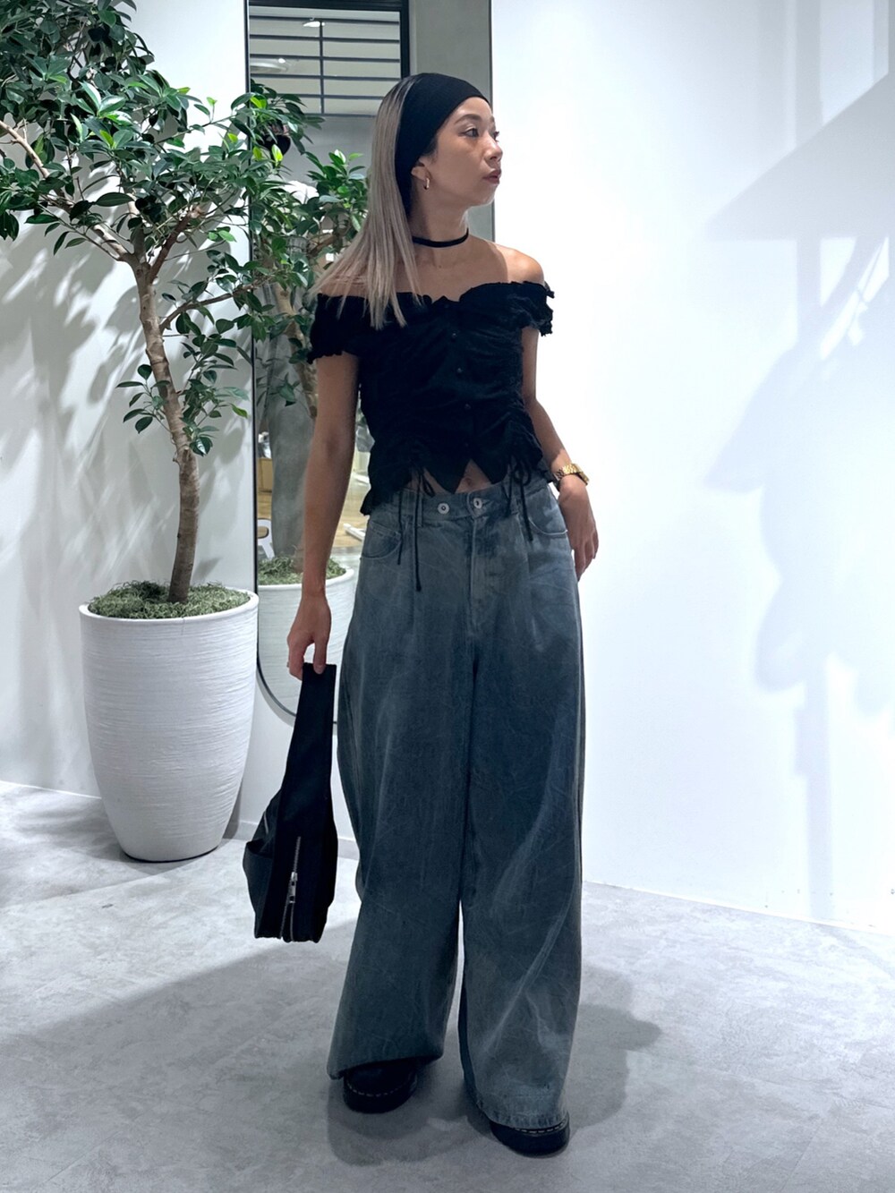 ブラック系のシャツ/ブラウス、ブルー系のその他パンツ、ブラック系のハンドバッグを着用したレディースの夏コーディネートの9枚目の写真