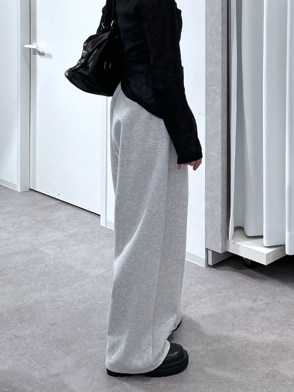 ブラック系のTシャツ/カットソー、ホワイト系のその他パンツ、ブルー系のトートバッグを着用したレディースの春コーディネートの7枚目の写真