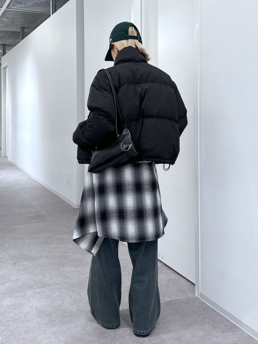 ブラック系のシャツ/ブラウス、ブルー系のデニムパンツ、ブラック系のブルゾンを着用したレディースの秋コーディネートの3枚目の写真