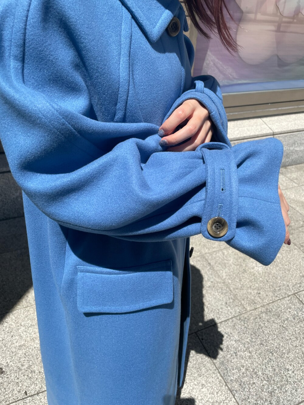 イエロー系のその他パンツ、ブルー系のステンカラーコートを着用したレディースの夏コーディネートの4枚目の写真