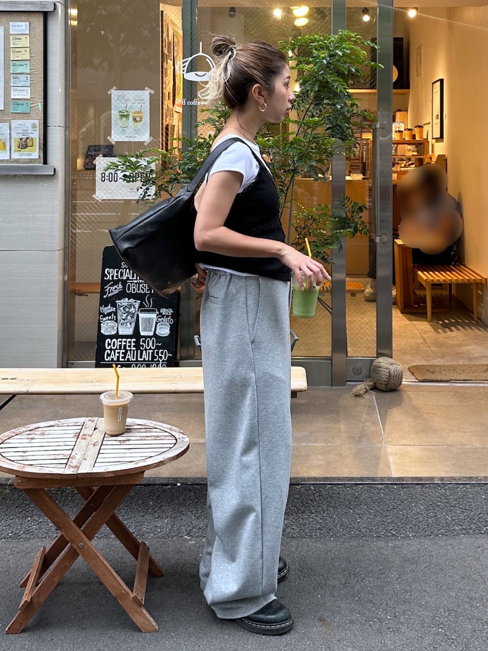 ブラック系のTシャツ/カットソー、ホワイト系のTシャツ/カットソー、ホワイト系のその他パンツを着用したレディースの夏コーディネートの2枚目の写真