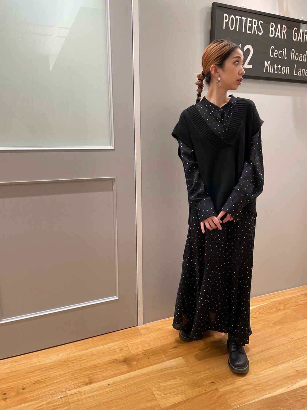 ブラック系のワンピース、ブラック系のニット/セーターを着用したレディースの秋コーディネートの2枚目の写真