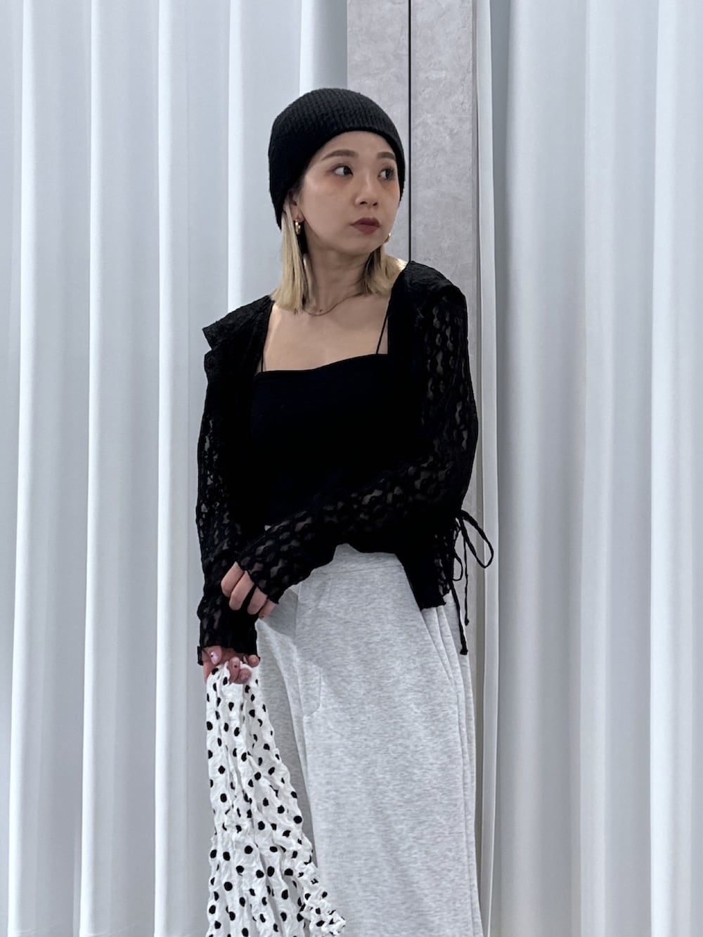 ブラック系のTシャツ/カットソー、ブラック系のキャミソール、ホワイト系のその他パンツを着用したレディースの春コーディネートの4枚目の写真