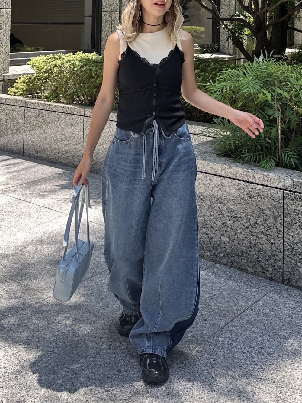 ブラック系のTシャツ/カットソー、ホワイト系のTシャツ/カットソー、ブルー系のショルダーバッグを着用したレディースの夏コーディネートの7枚目の写真