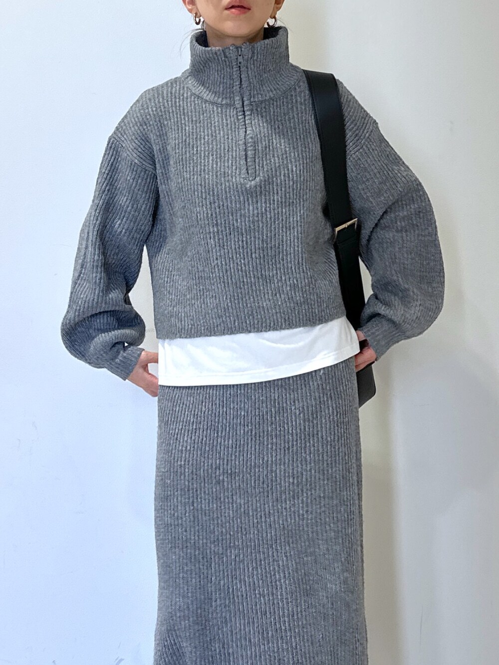 ホワイト系のTシャツ/カットソー、ブラック系のトートバッグ、グレー系のワンピースを着用したレディースの冬コーディネートの4枚目の写真