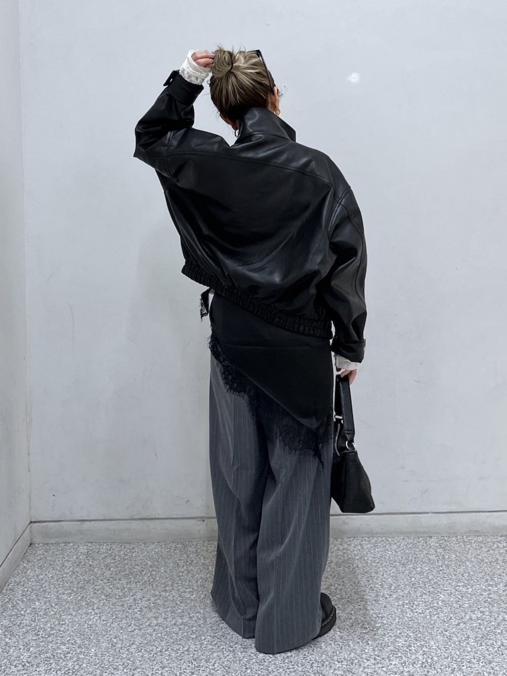 ブラック系のTシャツ/カットソー、ホワイト系のTシャツ/カットソー、ブラック系のブルゾンを着用したレディースの秋コーディネートの5枚目の写真