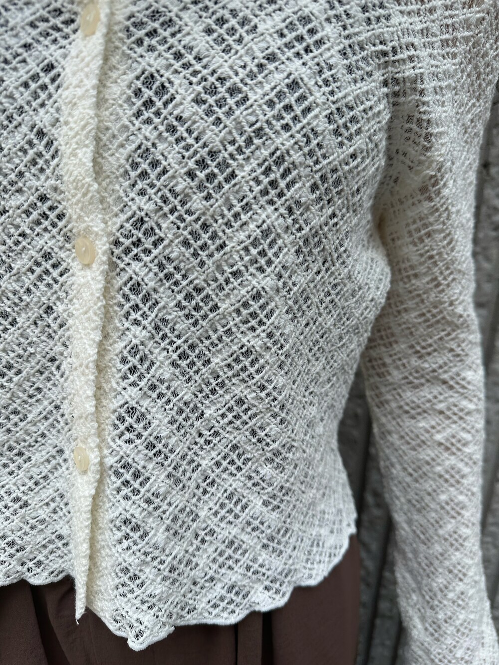 ブラウン系のその他パンツ、ホワイト系のカーディガン/ボレロ、ブラック系のトートバッグを着用したレディースの春コーディネートの5枚目の写真