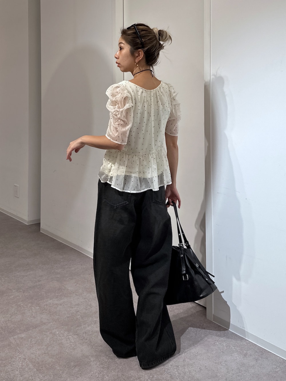 ホワイト系のシャツ/ブラウス、ブラック系のデニムパンツ、ブラック系のショルダーバッグを着用したレディースの夏コーディネートの3枚目の写真