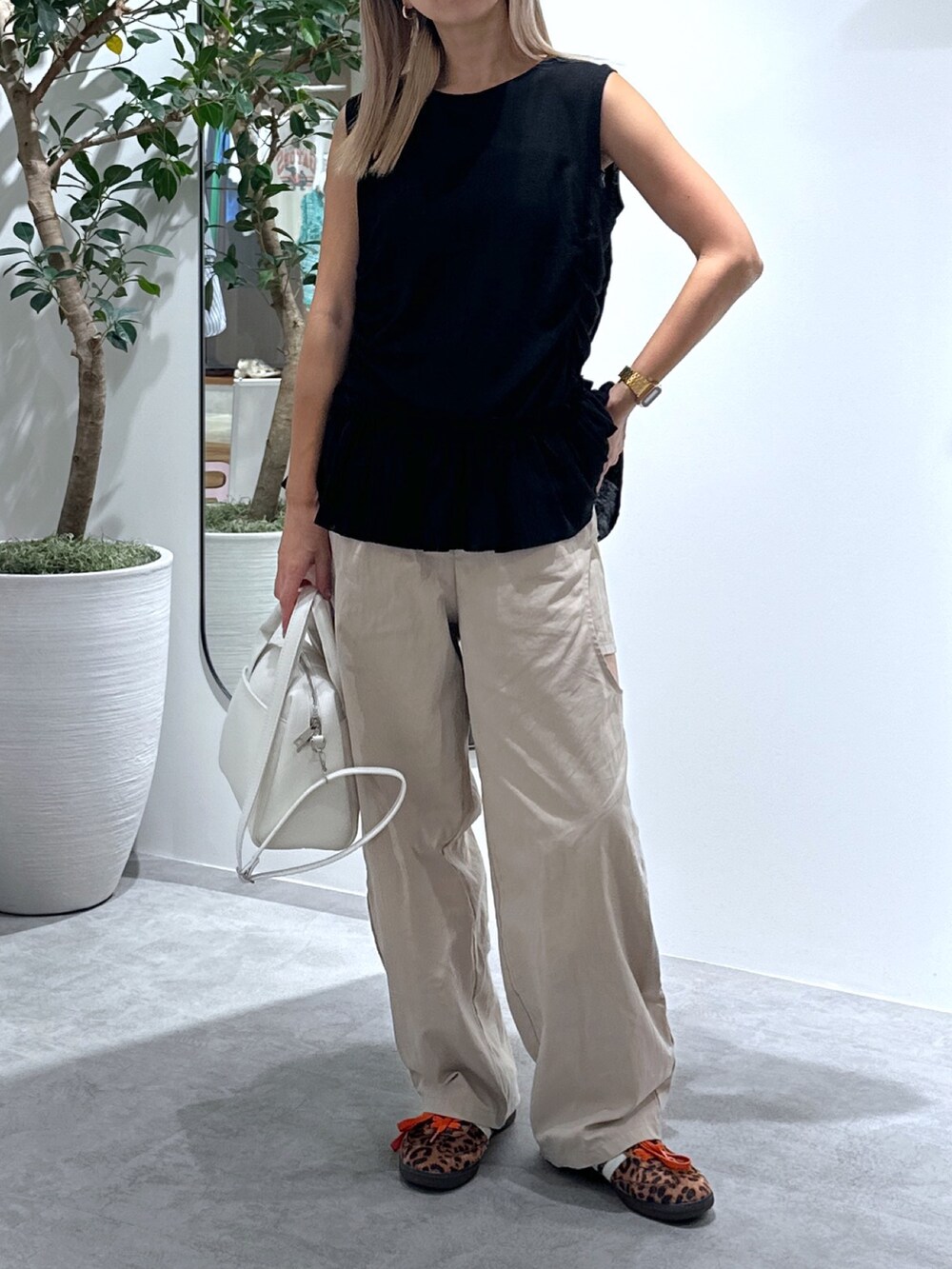 ベージュ系のその他パンツ、ホワイト系のトートバッグ、ブラック系のTシャツ/カットソーを着用したレディースの夏コーディネートの8枚目の写真