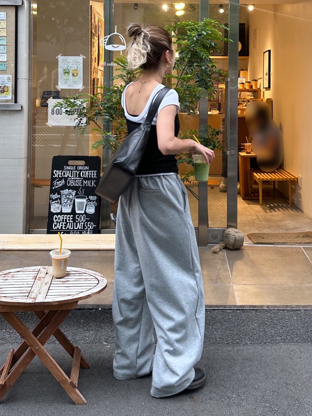 ブラック系のTシャツ/カットソー、ホワイト系のTシャツ/カットソー、ホワイト系のその他パンツを着用したレディースの夏コーディネートの3枚目の写真
