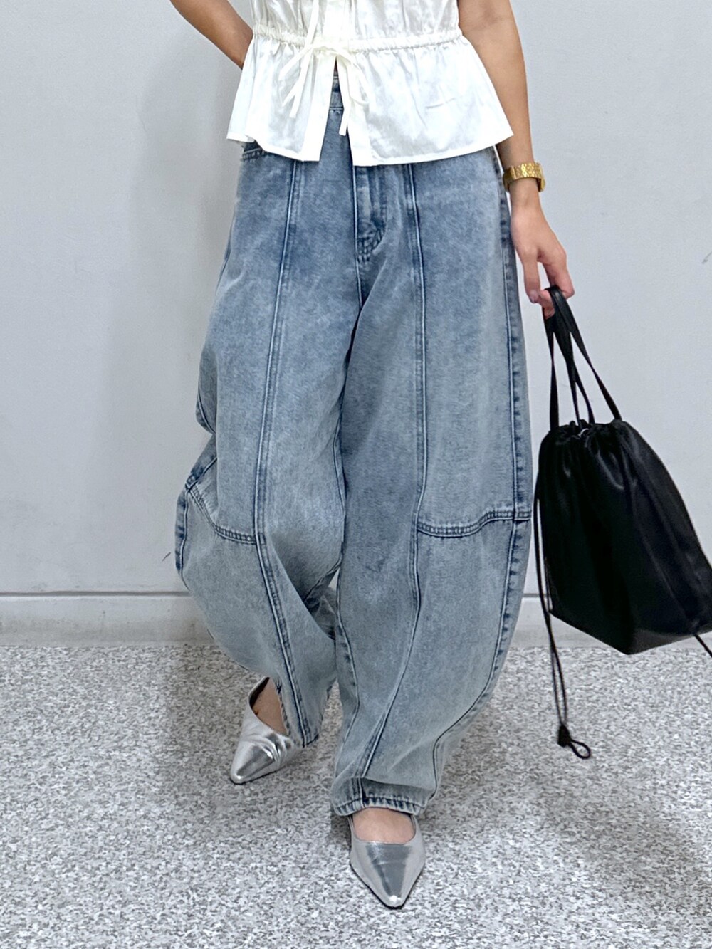 ホワイト系のシャツ/ブラウス、ブルー系のデニムパンツ、ブラック系のハンドバッグを着用したレディースの夏コーディネートの5枚目の写真