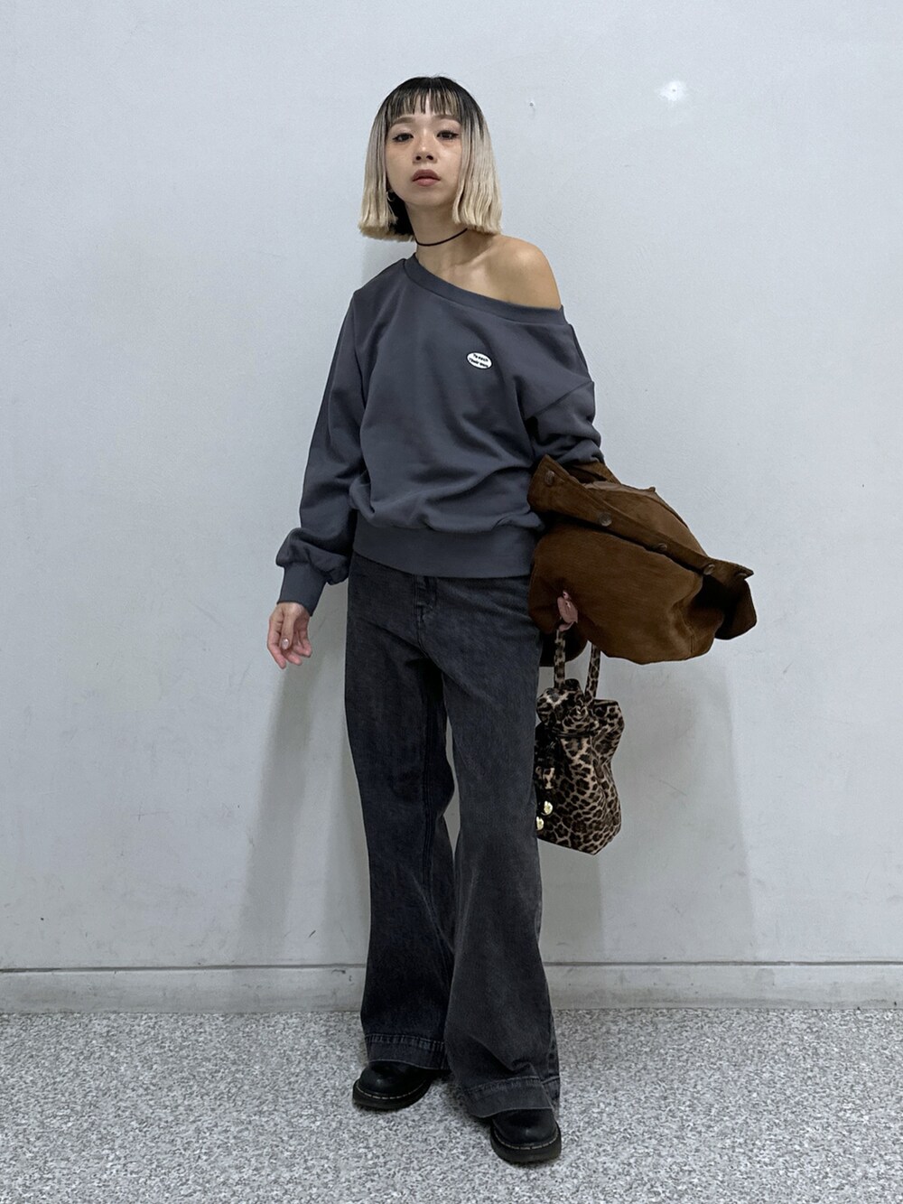 ブラック系のTシャツ/カットソー、ブラウン系のブルゾン、ブラック系のデニムパンツを着用したレディースの秋コーディネートの4枚目の写真