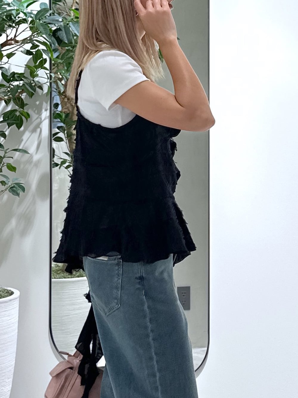 ブラック系のシャツ/ブラウス、ホワイト系のTシャツ/カットソー、ブルー系のデニムパンツを着用したレディースの夏コーディネートの5枚目の写真