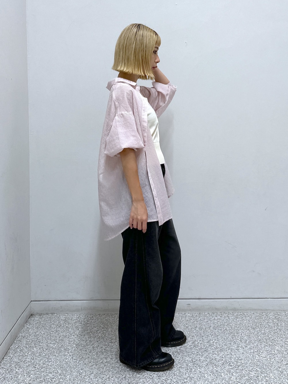 ピンク系のシャツ/ブラウス、ホワイト系のニット/セーター、ブラック系のデニムパンツを着用したレディースの夏コーディネートの2枚目の写真