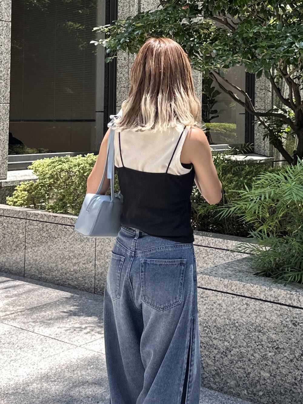 ブラック系のTシャツ/カットソー、ホワイト系のTシャツ/カットソー、ブルー系のショルダーバッグを着用したレディースの夏コーディネートの5枚目の写真