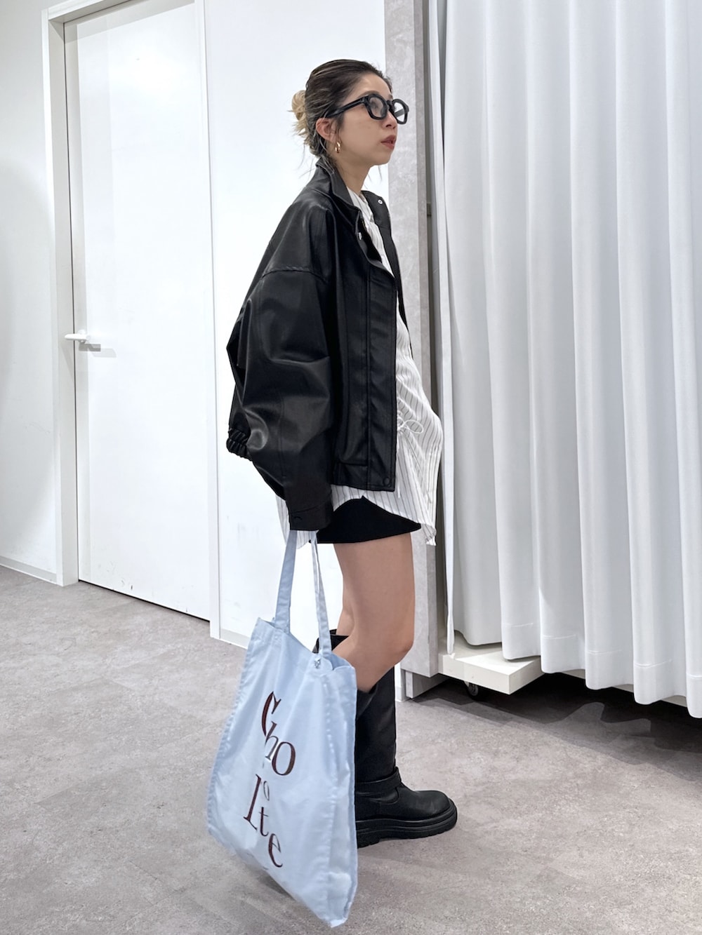 ホワイト系のシャツ/ブラウス、ブラック系のその他パンツ、ブラック系のブルゾンを着用したレディースの春コーディネートの6枚目の写真