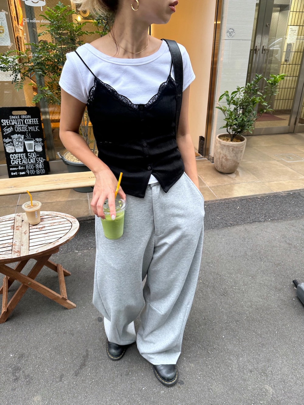 ブラック系のTシャツ/カットソー、ホワイト系のTシャツ/カットソー、ホワイト系のその他パンツを着用したレディースの夏コーディネートの7枚目の写真