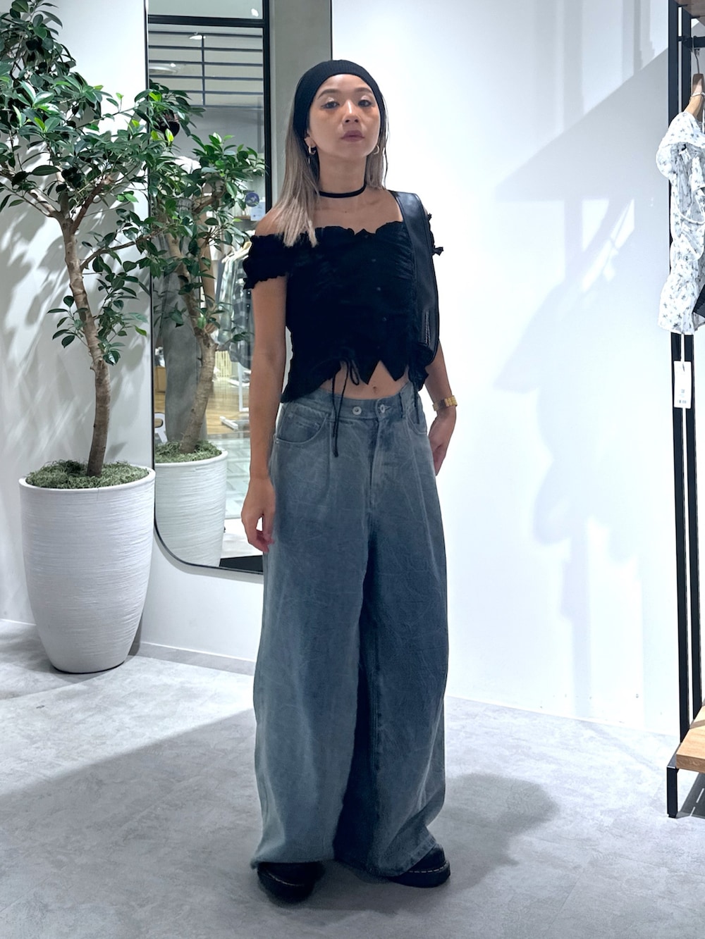 ブラック系のシャツ/ブラウス、ブルー系のその他パンツ、ブラック系のハンドバッグを着用したレディースの夏コーディネートの8枚目の写真