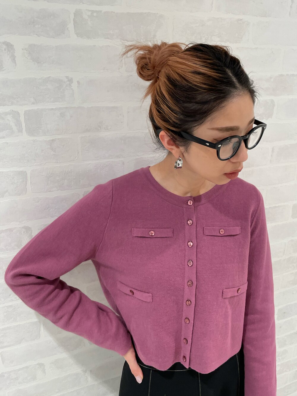 ブラック系のスカート、パープル系のニット/セーター、ブラック系のブーツを着用したレディースの秋コーディネートの4枚目の写真