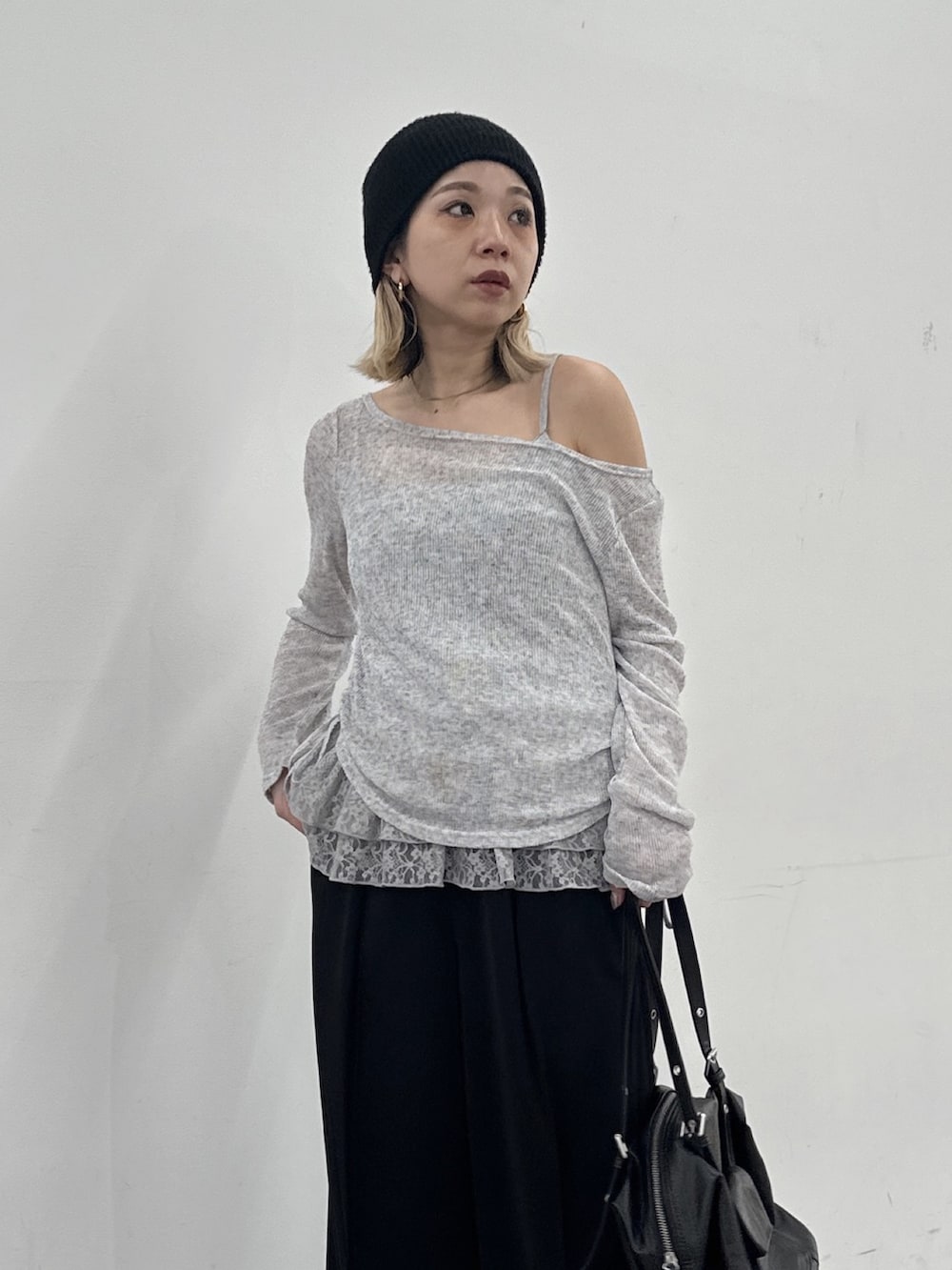 グレー系のTシャツ/カットソー、ブラック系のスラックスを着用したレディースの冬コーディネートの4枚目の写真