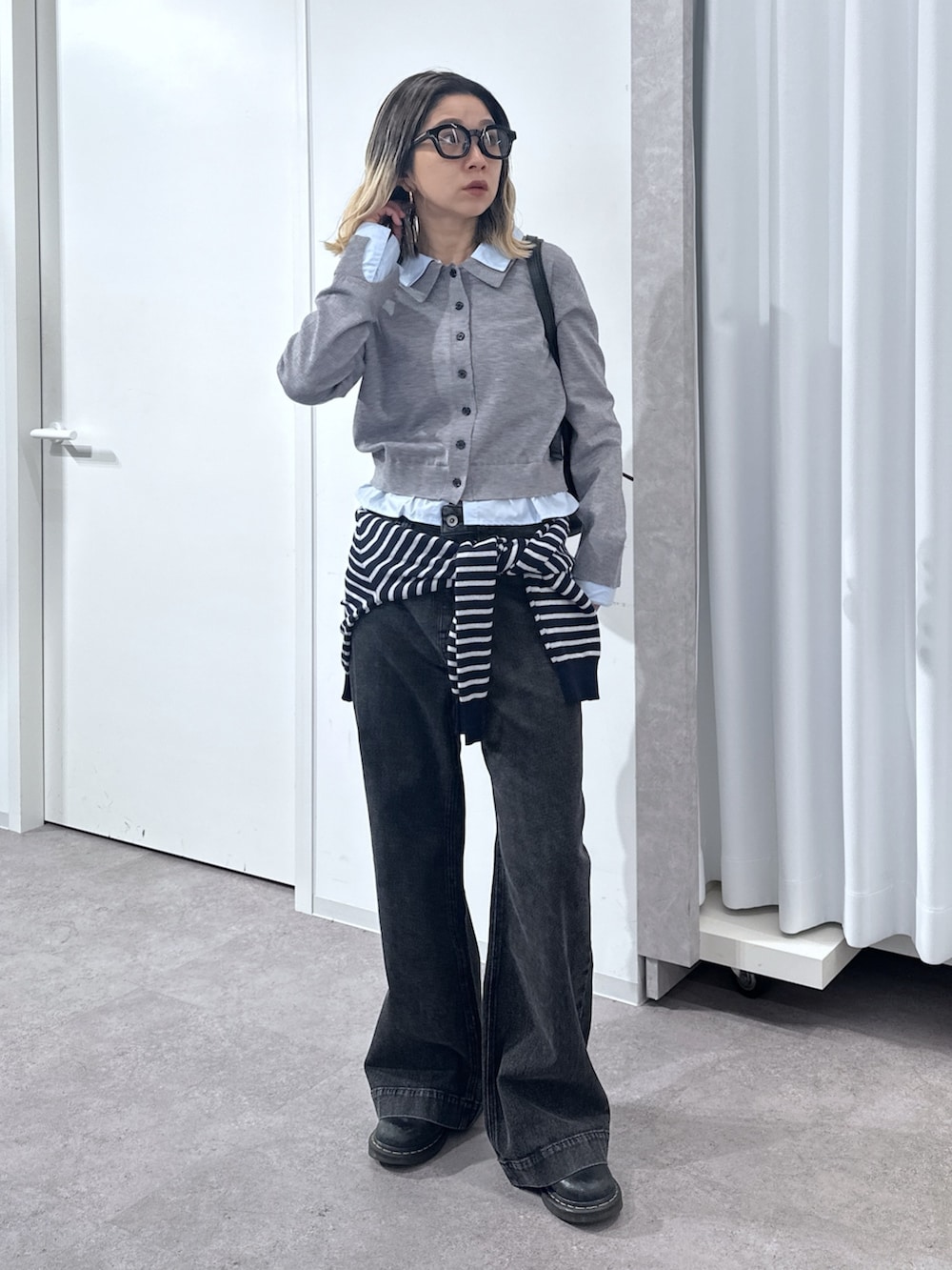 グレー系のニット/セーター、ブルー系のニット/セーター、ブラック系のデニムパンツを着用したレディースの春コーディネートの6枚目の写真