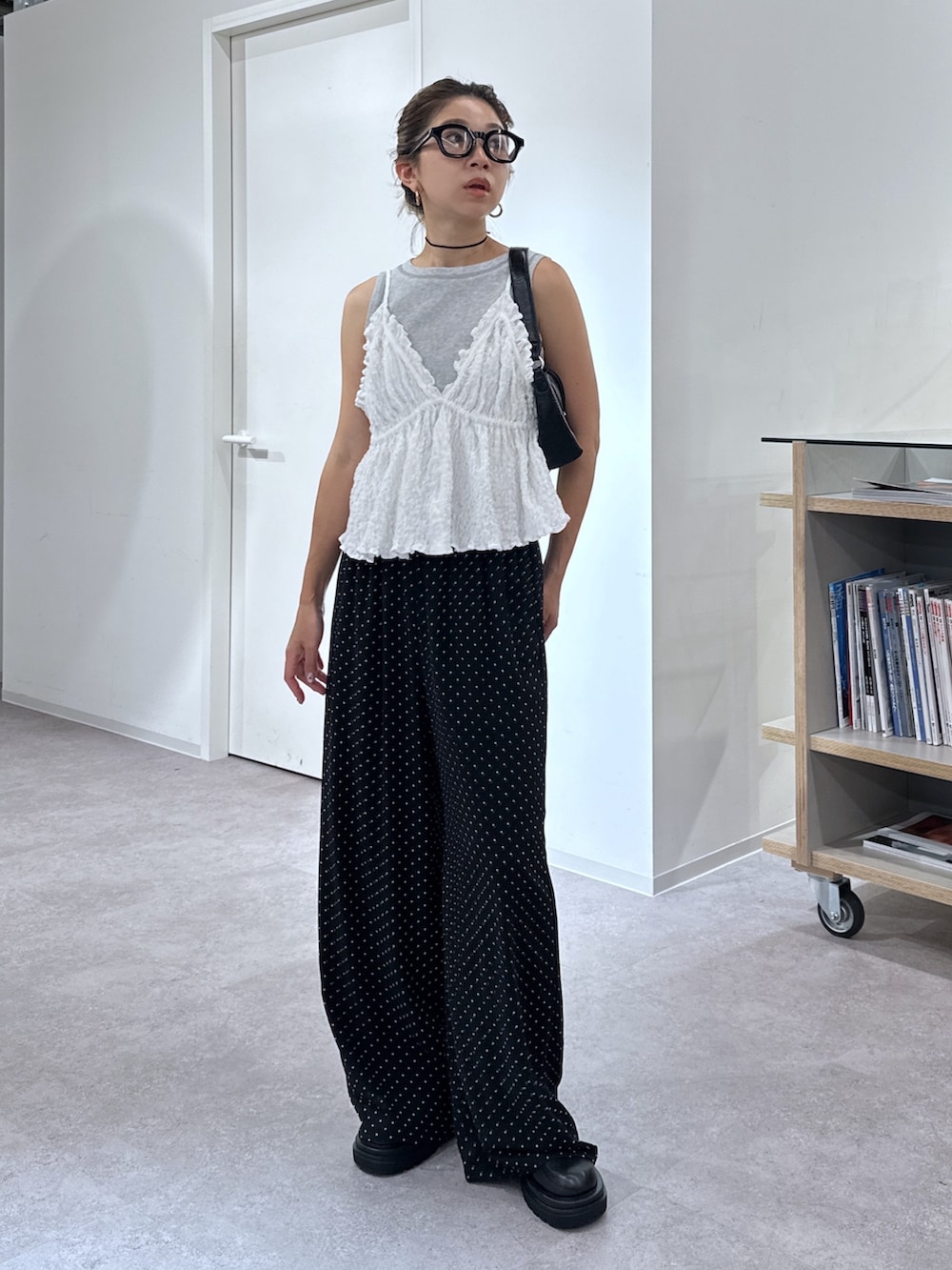グレー系のTシャツ/カットソー、ホワイト系のシャツ/ブラウス、ブラック系のショルダーバッグを着用したレディースの夏コーディネートの7枚目の写真