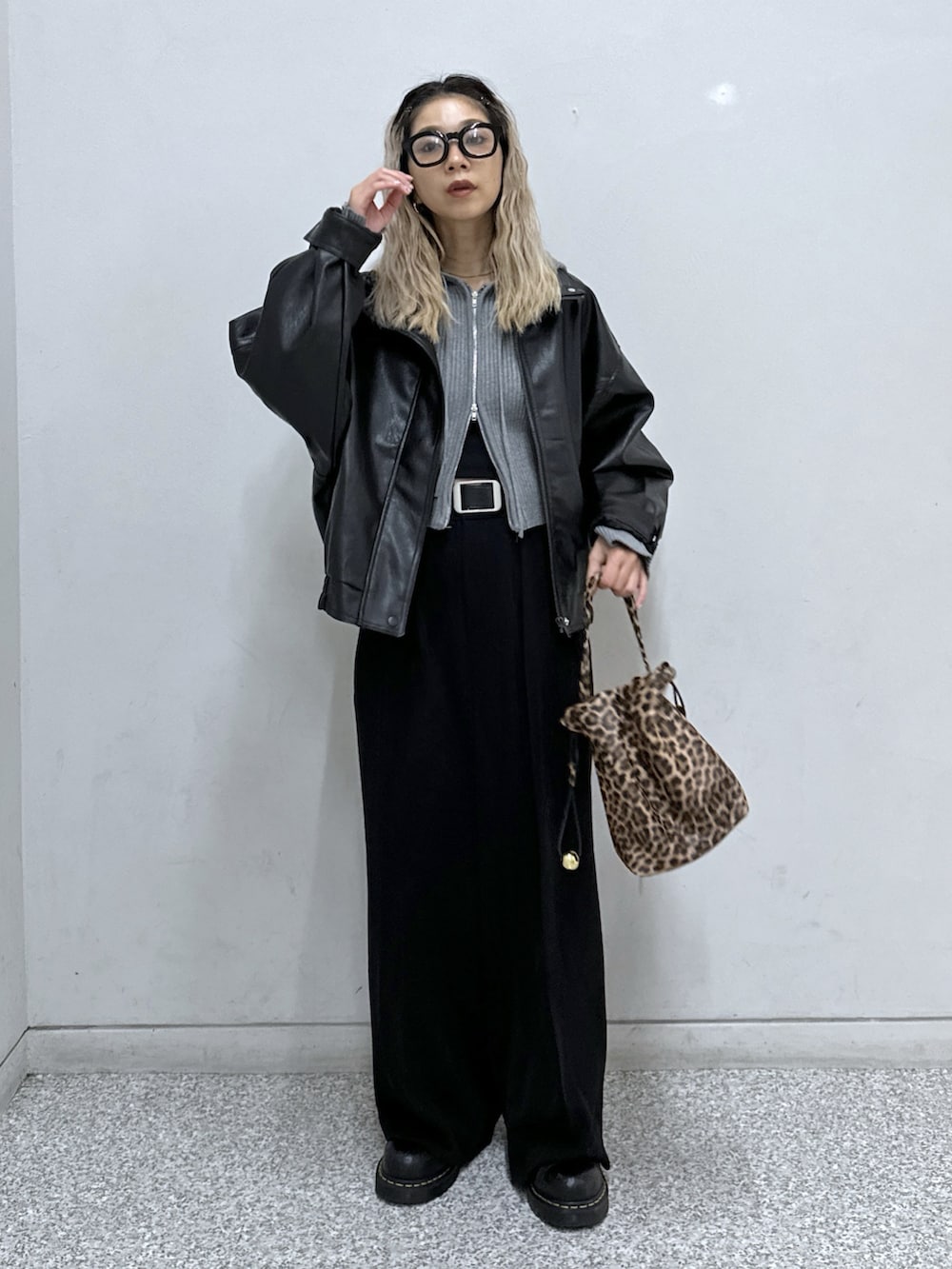 グレー系のニット/セーター、ブラック系のブルゾン、ブラック系のその他パンツを着用したレディースの秋コーディネートの9枚目の写真