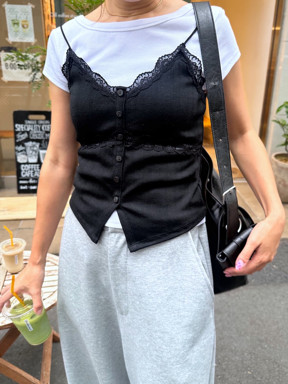 ブラック系のTシャツ/カットソー、ホワイト系のTシャツ/カットソー、ホワイト系のその他パンツを着用したレディースの夏コーディネートの5枚目の写真