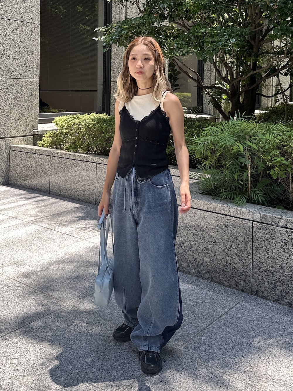 ブラック系のTシャツ/カットソー、ホワイト系のTシャツ/カットソー、ブルー系のショルダーバッグを着用したレディースの夏コーディネートの8枚目の写真
