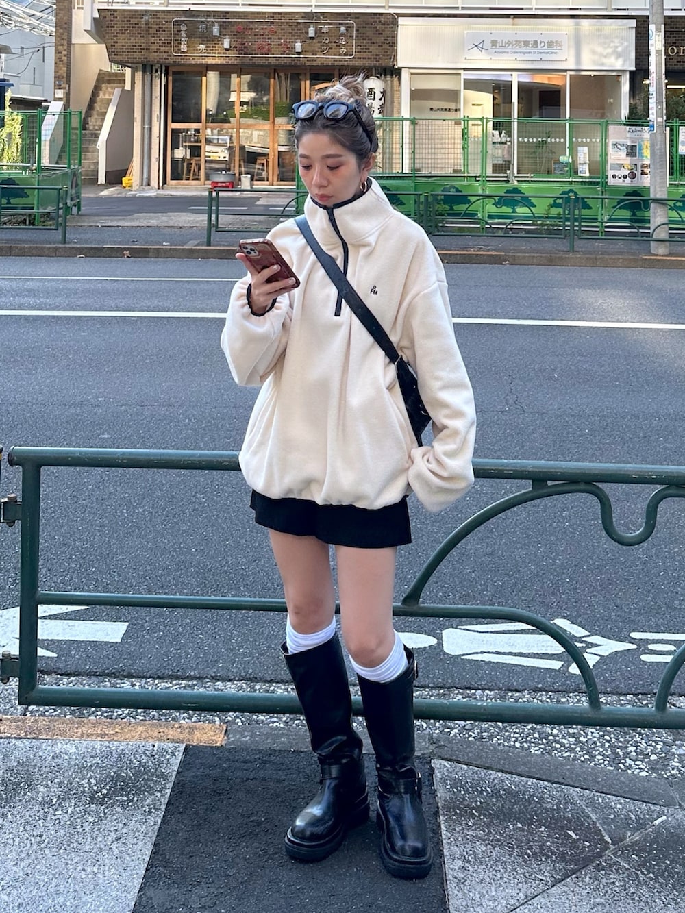ホワイト系のTシャツ/カットソー、ブラック系のその他パンツ、ブラック系のショルダーバッグを着用したレディースの秋コーディネートの5枚目の写真