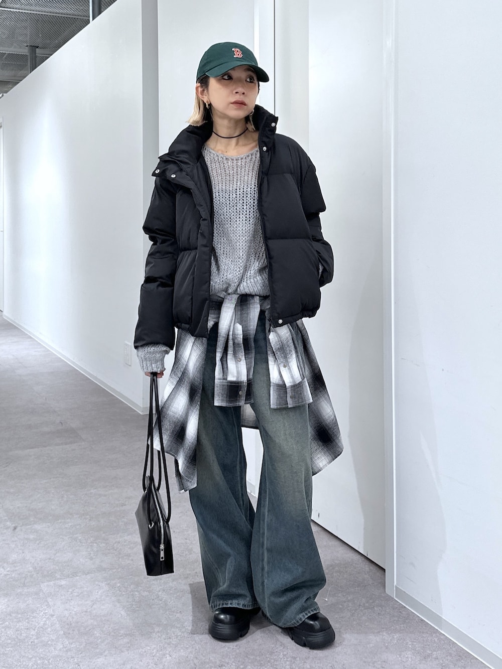 ブラック系のシャツ/ブラウス、ブルー系のデニムパンツ、ブラック系のブルゾンを着用したレディースの秋コーディネートの7枚目の写真