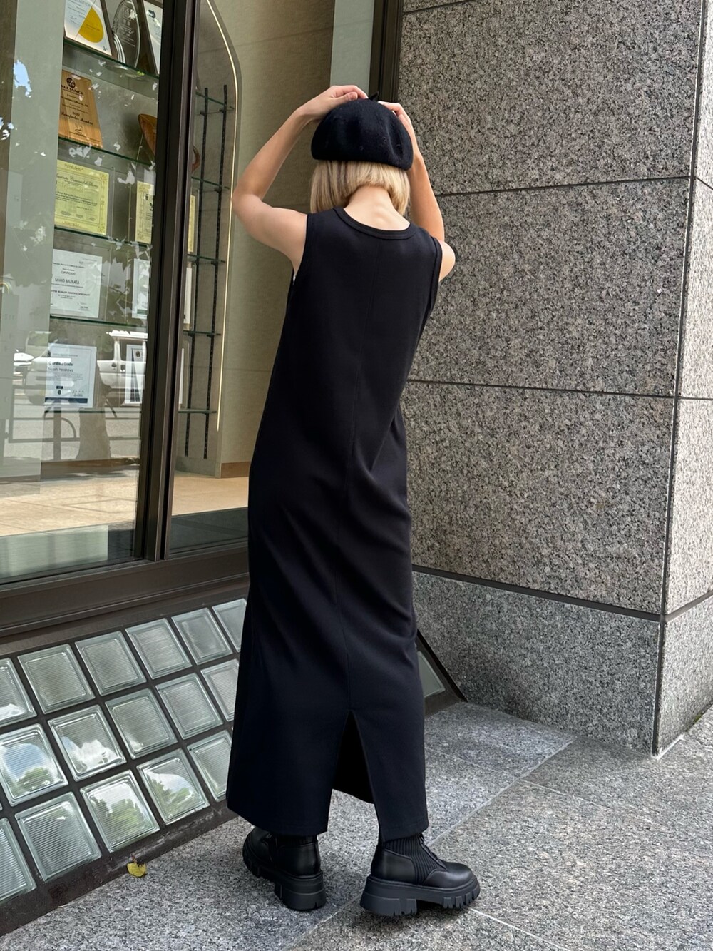 ブラック系のワンピース、ホワイト系のシャツ/ブラウス、ブラック系のブーツを着用したレディースの夏コーディネートの5枚目の写真