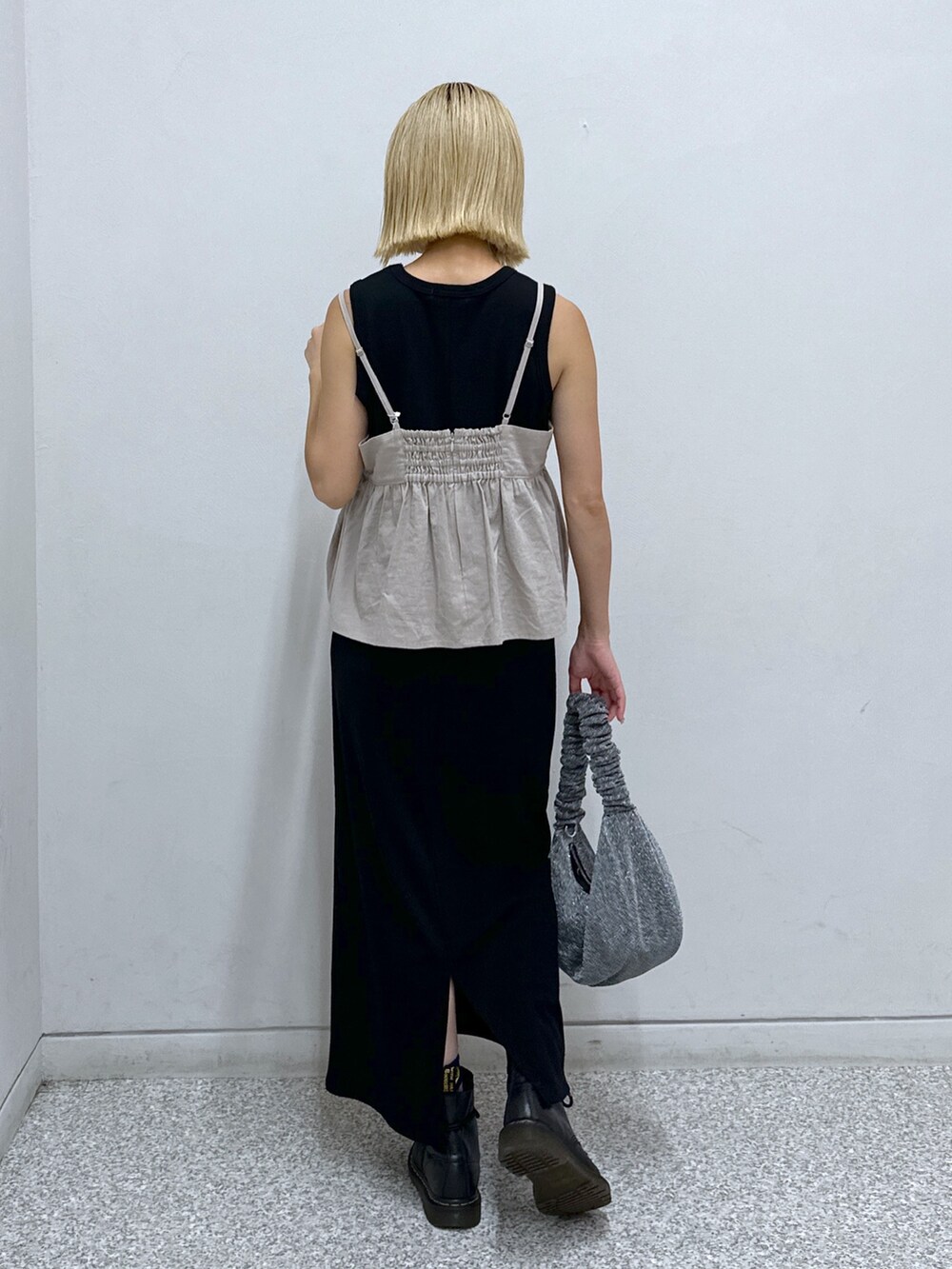 グレー系のシャツ/ブラウス、ブラック系のワンピース、シルバー系のハンドバッグを着用したレディースの夏コーディネートの3枚目の写真