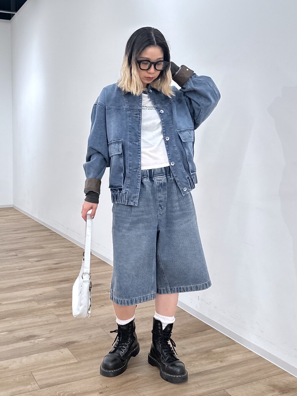 ホワイト系のTシャツ/カットソー、ブルー系のデニムジャケット、ブルー系のその他パンツを着用したレディースの冬コーディネートの8枚目の写真