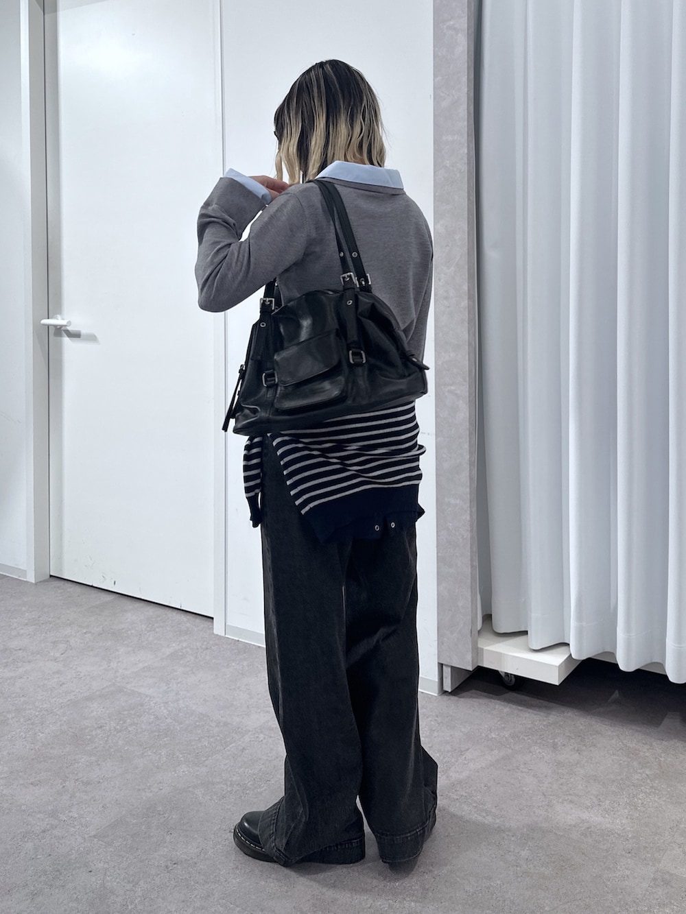 グレー系のニット/セーター、ブルー系のニット/セーター、ブラック系のデニムパンツを着用したレディースの春コーディネートの7枚目の写真